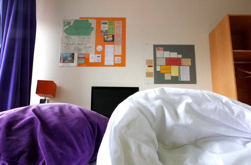 Hotelzimmer mit Lesezeichen-Schautafel / Hotel room with bookmark chart