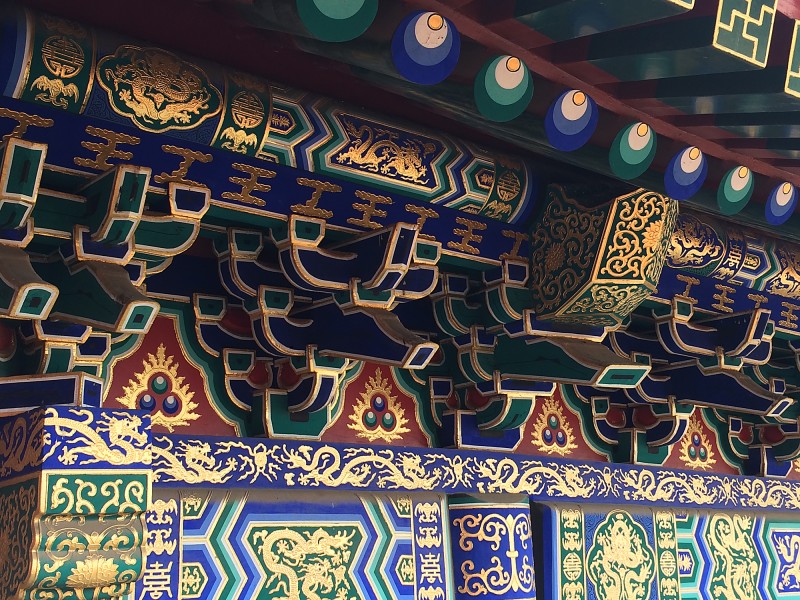 Dach eines Hauses (Detail) in einer Tempelanlage - Peking / Rooftop (detail) of a house at temple complex- Peking