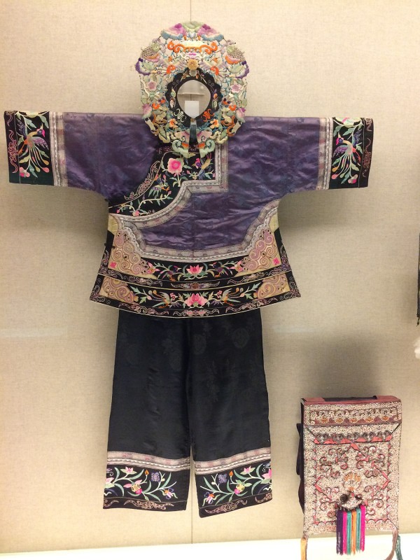 Woamn´s outfit embroidered with bird and flower motif - Tujia - Songtao, Guizhou, The 1st half of the 20th century