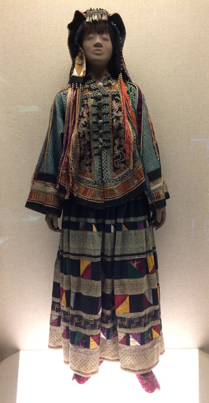 Woman´s embroidered garment - Yi - Yunnan - The 2nd half of the 20th century