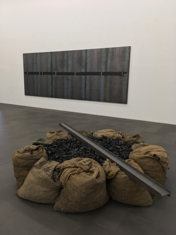 Jannis Kounellis - ohne Titel- untitled  2005 - im Vordergrund - im Museum Küppersmühle 2018