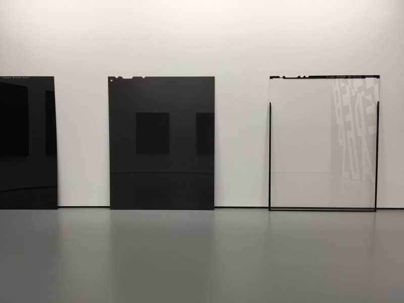 Philipp Goldbach - von links nach rechts: Kodak E100G (unbelichtet, unentwickelt) - 2015 / Fujifilm NPS (belichtet, unentwickelt) - 2012 / Kodak E100G (überbelichtet, entwickelt) - 2012 - im MuT Bochum