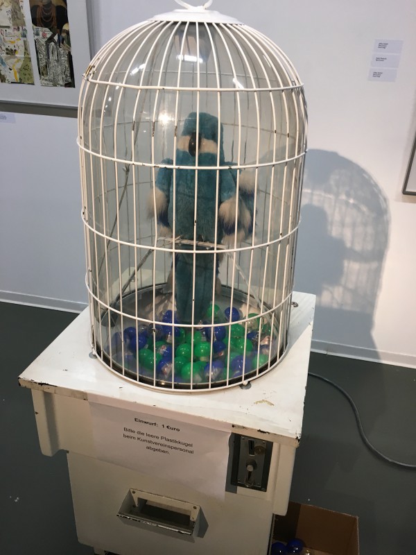 PAPA MAMA DADA - Neue Sächsische Galerie Chemnitz - Sprechender Papageienautomat / talking parrot automat 