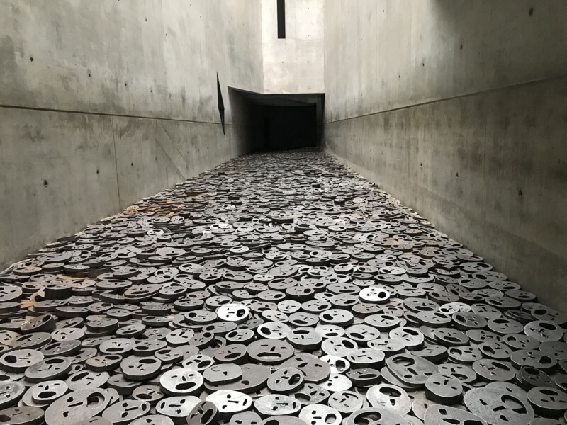 SCHALECHET – GEFALLENES LAUB - Installation von Menashe Kadishman- im Juedischen Museum Berlin - 2